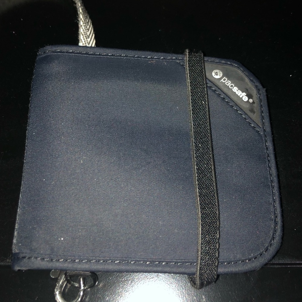 PACSAFE RFID Safe V100 Anti-theft RFID blocking - Picture 4 of 6